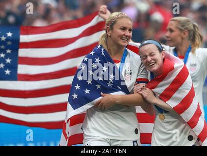 Lyon, Frankreich. 12 Dez, 2019. Samantha Mewis (L) und Rose Lavelle von Team USA feiern nach dem Gewinn der FIFA Frauen-WM-Finale zwischen den Vereinigten Staaten und den Niederlanden im Stade de Lyon in Lyon, Frankreich, am 7. Juli 2019. Team USA besiegt die Niederlande durch die Kerbe von 2-0 seine vierte Wm Titel zu erfassen. Foto von David Silpa/UPI Quelle: UPI/Alamy leben Nachrichten Stockfoto