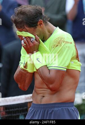 Paris, Frankreich. 12 Dez, 2019. Rafael Nadal von Spanien reagiert, nachdem er endgültig seine French Open Männer Spiel gegen Dominic Thiem von Österreich in Roland Garros in Paris am 9. Juni 2019. Nadal besiegte Thiem 6-3, 5-7, 6-1, 6-1 sein 12 French Open Meisterschaft zu gewinnen. Foto von David Silpa/UPI Quelle: UPI/Alamy leben Nachrichten Stockfoto