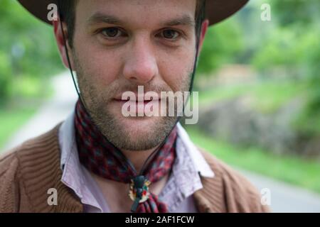 Bento Goncalves, Rio Grande do Sul, Brasilien - 15. Oktober 2015: Junger Gaucho in traditioneller Kleidung auf einer Straße in der Landschaft von Bento Goncalves Stockfoto