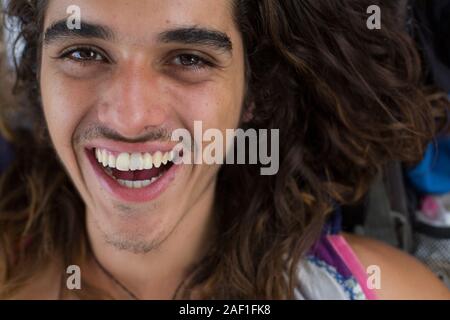 Cunha, Sao Paulo, Brasilien - 10. Januar 2016: Top-Ansicht des lächelnden jungen Brasilianers, der einen alternativen Lebensstil lebt, umherstreift und Brasilien erkundet Stockfoto