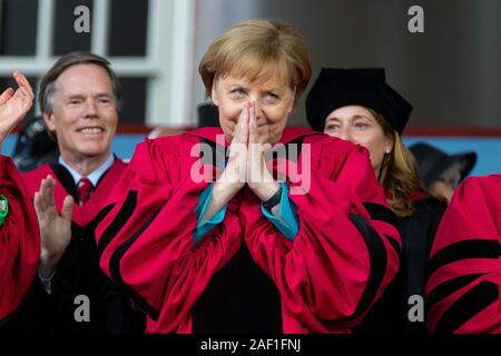 Cambridge, United States. 12 Dez, 2019. Die deutsche Bundeskanzlerin Angela Merkel steht Ihr ehrendoktorwürde während der 368 Harvard University auf dem Campus der Harvard University in Cambridge, Massachusetts, 30. Mai 2019. Merkel erhält die Ehrendoktorwürde von Harvard und wird den Absolventen in den Nachmittag. Foto von Matthew Healey/Quelle: UPI/Alamy leben Nachrichten Stockfoto