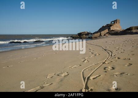 Atafona, Sao Joao da Barra, Rio de Janeiro, Brasilien - 02. April 2016: Verlassenes Gebäude, das durch den Anstieg des Meeresspiegel zerstört wurde, im Dorf Atafona Stockfoto