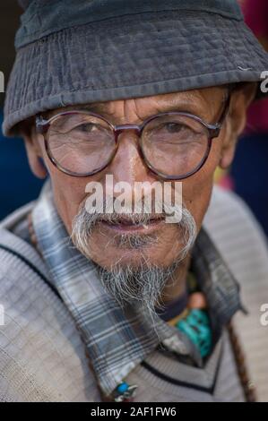 LEH, Jammu und Kashmir, Indien - 27. Juli 2011: Senior man aus LEH trägt eine blaue Kappe und eine Brille Stockfoto