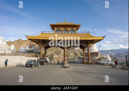 Leh, Jammu und Kaschmir, Indien - 27. Juli 2011: Freundschaft Tor und Kalachakra Stupa in Leh, der ehemaligen Hauptstadt von Ladakh Bezirk Stockfoto