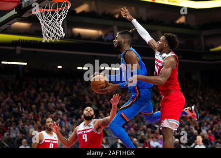 Sacramento, CA, USA. 11 Dez, 2019. Sacramento Kings guard Buddy Abschirmung (24) bricht ump Korb von Oklahoma City Thunder Zentrum Nerlens Noel (9) Während eines Spiels im Golden 1 Mitte am Mittwoch, Dezember 11, 2019 in Sacramento. Credit: Paul Kitagaki jr./ZUMA Draht/Alamy leben Nachrichten Stockfoto