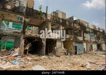 Bangkok, Thailand - 18. April 2011: Ruinen von Gebäuden, die in der Nachbarschaft von Khlong Toei abgerissen werden können Stockfoto