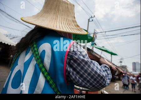 Bangkok, Thailand - 18. April 2011: Rückansicht der thailändischen Frau bei der Arbeit auf einem Straßenmarkt von Khlong Toei Stockfoto