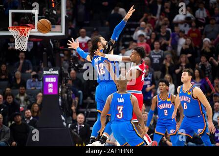 Sacramento, CA, USA. 11 Dez, 2019. Sacramento Kings guard Buddy Abschirmung (24) Pässe rund um Oklahoma City Thunder center Steven Adams (12.), Sacramento Kings guard Bogdan Bogdanovic (8) Die Aufnahmen der gewinnenden Warenkorb während eines Spiels im Golden 1 Mitte am Mittwoch, Dezember 11, 2019 in Sacramento. Credit: Paul Kitagaki jr./ZUMA Draht/Alamy leben Nachrichten Stockfoto