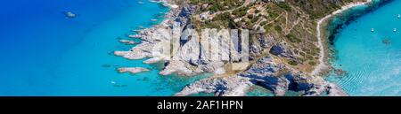 Capo Vaticano, Kalabrien - Italien. Atemberaubende Luftaufnahmen der Küste an einem sonnigen Tag. Stockfoto