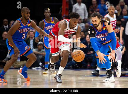 Sacramento, CA, USA. 11 Dez, 2019. Sacramento Kings guard Buddy Abschirmung (24) kämpfe Oklahoma City Thunder center Steven Adams (12) für den Ball während eines Spiels im Golden 1 Mitte am Mittwoch, Dezember 11, 2019 in Sacramento. Credit: Paul Kitagaki jr./ZUMA Draht/Alamy leben Nachrichten Stockfoto