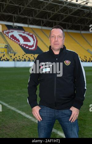 Dresden, Deutschland. 10 Dez, 2019. Markus Kauczinski, Trainer der SG Dynamo Dresden, ist am Rande einer Pressekonferenz im Stadion. Kauczinski hat einen Vertrag bis zum 30. Juni 2021 mit Dynamo Dresden, die zweite Liga Rücklicht unterzeichnet. Credit: Sebastian Kahnert/dpa-Zentralbild/dpa/Alamy leben Nachrichten Stockfoto