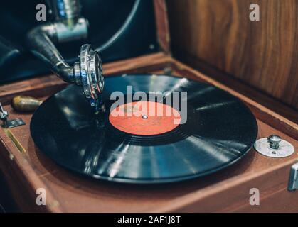 Saigon, Vietnam - Sep 29, 2019. Plattenspieler Vinyl Plattenspieler für Verkauf an den Audio Shop in der Innenstadt von Saigon, Vietnam. Stockfoto