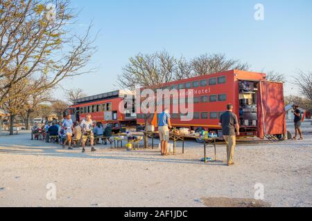 Rollenden hotel, Big camper Truck in Halali Campingplatz, Touristen in Frühstück, Etosha National Park, Namibia Stockfoto