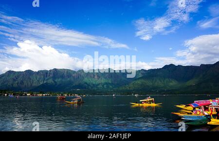 Srinagar, Indien - May 23, 2015. Landschaft von Dal Lake in Srinagar, Indien. Am See, im Nordosten von Srinagar gelegen, ist einer der am meisten beautifu Stockfoto