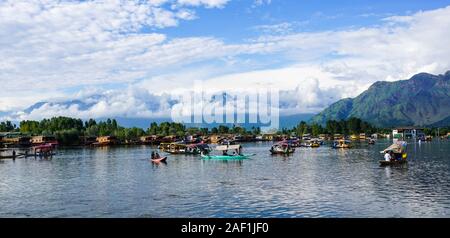 Srinagar, Indien - May 23, 2015. Landschaft von Dal Lake in Srinagar, Indien. Am See, im Nordosten von Srinagar gelegen, ist einer der am meisten beautifu Stockfoto