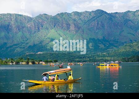 Srinagar, Indien - May 23, 2015. Landschaft von Dal Lake in Srinagar, Indien. Am See, im Nordosten von Srinagar gelegen, ist einer der am meisten beautifu Stockfoto