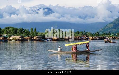 Srinagar, Indien - May 23, 2015. Landschaft von Dal Lake in Srinagar, Indien. Am See, im Nordosten von Srinagar gelegen, ist einer der am meisten beautifu Stockfoto
