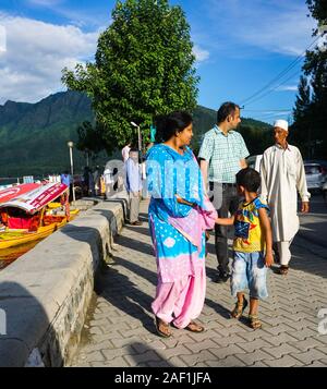 Srinagar, Indien - May 23, 2015. Die lokalen Menschen zu Fuß auf der Straße in Srinagar, Indien. Srinagar, die Hauptstadt von Jammu und Kaschmir, ist so schön wie Stockfoto
