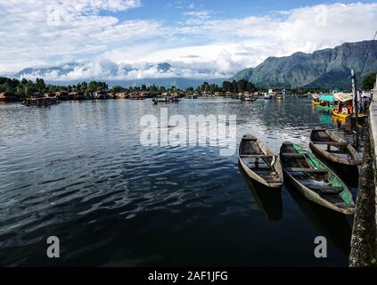 Srinagar, Indien - May 23, 2015. Landschaft von Dal Lake in Srinagar, Indien. Am See, im Nordosten von Srinagar gelegen, ist einer der am meisten beautifu Stockfoto