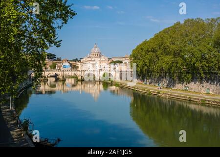 Der Päpstlichen Basilika St. Peter, St. Peter's Basilica und die Brücke Ponte Sant'Angelo, über den Fluss Tiber gesehen Stockfoto