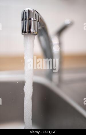 Düsseldorf, Deutschland. 10 Dez, 2019. Abbildung - läuft Wasser aus dem Hahn. Bündnis 90/Die Grünen Gruppe Kommentare sterben auf den Ergebnissen einer großen Anfrage auf Wasser in NRW. Eine der Fragen, die auf dem Spiel steht, ist die Entwicklung des Haushalts der Wasserverbrauch. Credit: Marius Becker/dpa/Alamy leben Nachrichten Stockfoto