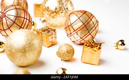 Volle Packung von undurchsichtigen silberne und goldene Weihnachtskugeln Stockfoto