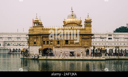 Amritsar, Indien - May 25, 2015. Der Goldene Tempel (als Harmandir Sahib genannt) von Amritsar, Indien. Es ist der heiligste Gurdwara und die wichtigsten pil Stockfoto
