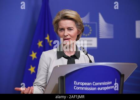 Peking, Belgien. 11 Dez, 2019. Der Präsident der Europäischen Kommission, Ursula von der Leyen stellt eine Presseerklärung über den Europäischen Green Deal am EU-Sitz in Brüssel, Belgien, 11. Dez., 2019. Credit: Zheng Huansong/Xinhua/Alamy leben Nachrichten Stockfoto