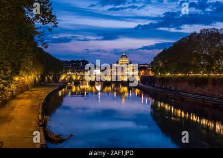 Der Päpstlichen Basilika St. Peter, St. Peter's Basilica und die Brücke Ponte Sant'Angelo, bei Nacht beleuchtet, die Spiegelung in den Tiber Stockfoto