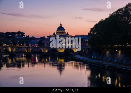 Der Päpstlichen Basilika St. Peter, St. Peter's Basilica und die Brücke Ponte Sant'Angelo, bei Nacht beleuchtet, die Spiegelung in den Tiber Stockfoto