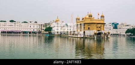 Amritsar, Indien - May 25, 2015. Der Goldene Tempel (als Harmandir Sahib genannt) von Amritsar, Indien. Es ist der heiligste Gurdwara und die wichtigsten pil Stockfoto