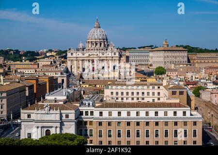 Luftbild der Basilika St. Peter, St. Peter's Basilica, von der Oberseite des Schlosses der Heiligen Engel, Castel Sant'Angelo gesehen Stockfoto