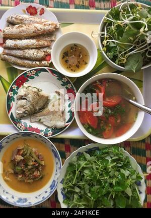 Vietnamesisch Essen mit weißer Reis, Fisch, Suppe und Gemüse. Stockfoto