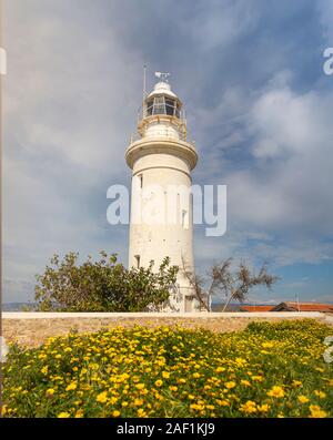 Paphos Leuchtturm, berühmte Leuchtturm auf der Insel Zypern, in der Nähe der Stadt Paphos, Zypern Stockfoto