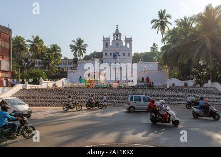 Stadt Straße in Goa, in der Nähe der katholischen Kirche Unserer Lieben Frau von der Unbefleckten Empfängnis in Panaji, Goa, Indien Stockfoto