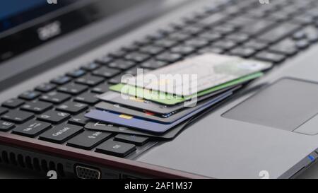 Kreditkarten auf Laptop Tastatur. Konzept der Online Shopping und E-Commerce Stockfoto