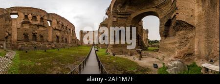 Panoramablick auf die Reste der Thermen von Caracalla, Terme di Caracalla, ehemaligen zweiten größten römischen öffentlichen Bäder der Stadt. Stockfoto