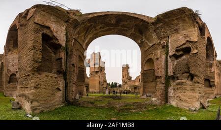 Panoramablick auf die Reste der Thermen von Caracalla, Terme di Caracalla, ehemaligen zweiten größten römischen öffentlichen Bäder der Stadt. Stockfoto