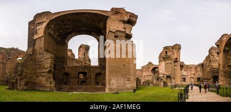 Panoramablick auf die Reste der Thermen von Caracalla, Terme di Caracalla, ehemaligen zweiten größten römischen öffentlichen Bäder der Stadt. Stockfoto
