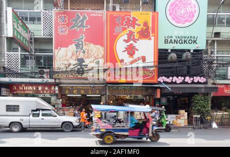 Bangkok, Thailand-October 26 2013: Ein tuk tuk Reisen bis Yaowarat Road. Die Straße ist der geschäftigste in Chinatown Stockfoto