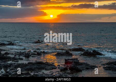 Romantische Meer Sonnenuntergang über einem bunten cloudscape in der Dämmerung am Strand Stockfoto