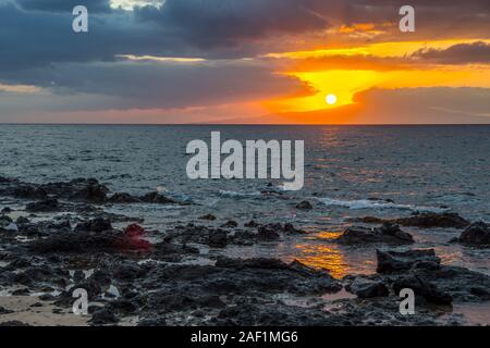 Romantische Meer Sonnenuntergang über einem bunten cloudscape in der Dämmerung am Strand Stockfoto