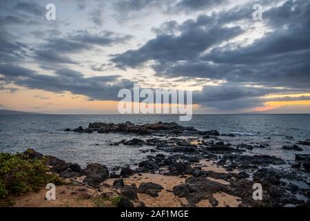 Die mit Blick auf Blick auf das Ufer in Maui, Hawaii Stockfoto