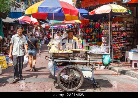 Bangkok, Thailand - 26. Oktober 2013: Straßenhändler in Chinatown. Dies ist der älteste Teil der Stadt/ Stockfoto