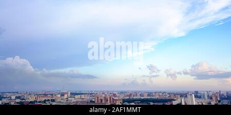 Luftaufnahme der Landschaft in einer grossen Stadt mit hohen Häusern und Wolkenkratzer im Zentrum von Nowosibirsk unter einem wunderschönen blauen Himmel mit Wolken an einem s Stockfoto