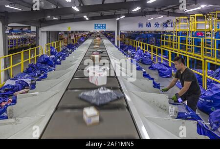 (191212) - Peking, Dez. 12, 2019 (Xinhua) - Ein Mitarbeiter arbeitet an der Transit Center von Zhongtong Express in Shanghai, China, November 12, 2019. (Foto von Wang Xiang/Xinhua) Stockfoto