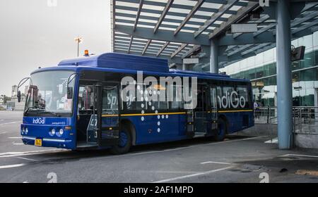 New Delhi, Indien - 15.Juli 2015. Busunternehmen von IndiGo Airlines an Indira Gandhi International Airport in Neu Delhi, Indien. Stockfoto