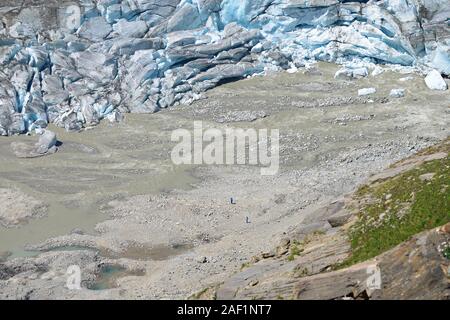 Luftaufnahme von Menschen zu Fuß auf der Pasterze Glacier zwischen Schmelzen wasser Seen und Eis. Stockfoto