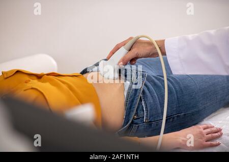 Ärztin, Ultraschall für schwangere Frau Stockfoto