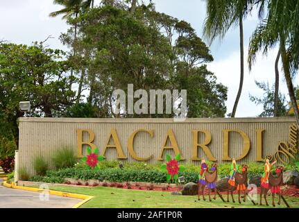 Eingang zum Bacardi Gebäude mit Weihnachten Dekoration in San Juan Stockfoto